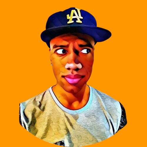 Uma imagem do proprietário usando um boné, camisa com bolsinho do lado esquerdo e está olhando para o lado esquerdo